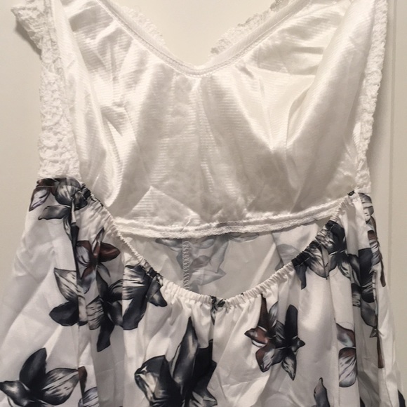 Beautiful lace and silky romper. - Picture 4 of 6